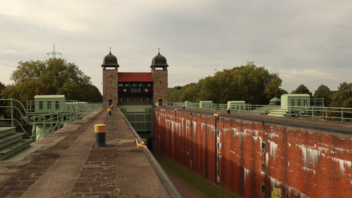 The disused lock from 1914, you can now walk down through it