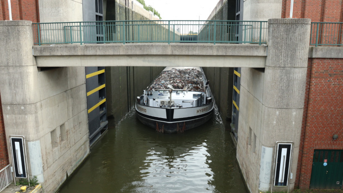 The modern lock in operation