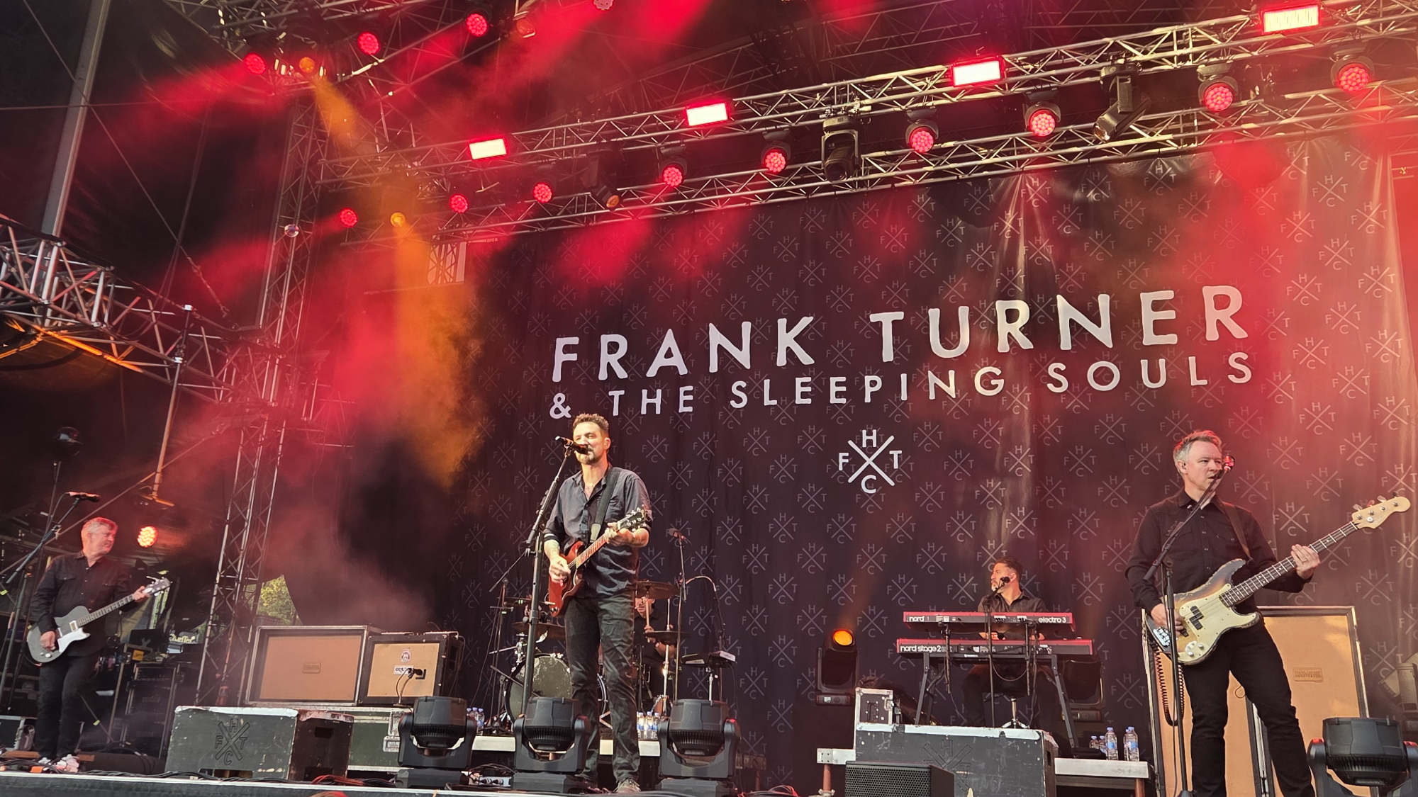 Frank Turner & the Sleeping Souls auf der Bühne, rot oranges licht von den Scheinwerfern